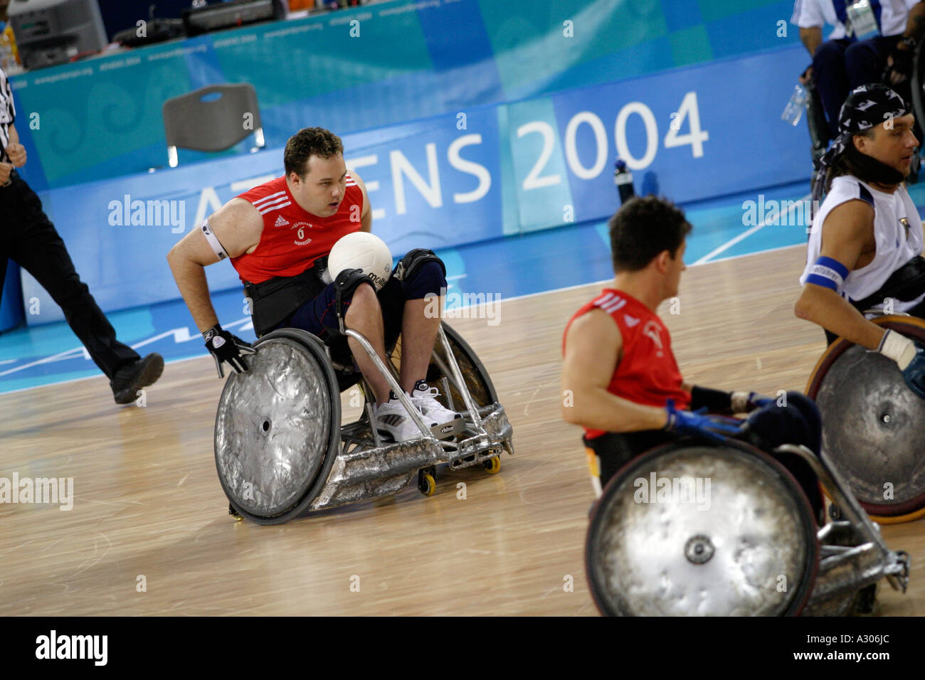 Ross Morrison de GBR en action dans le jeu de rugby en fauteuil roulant de première ronde entre GBR et GER à l'Athènes 2004 Jeux paralympiques Banque D'Images