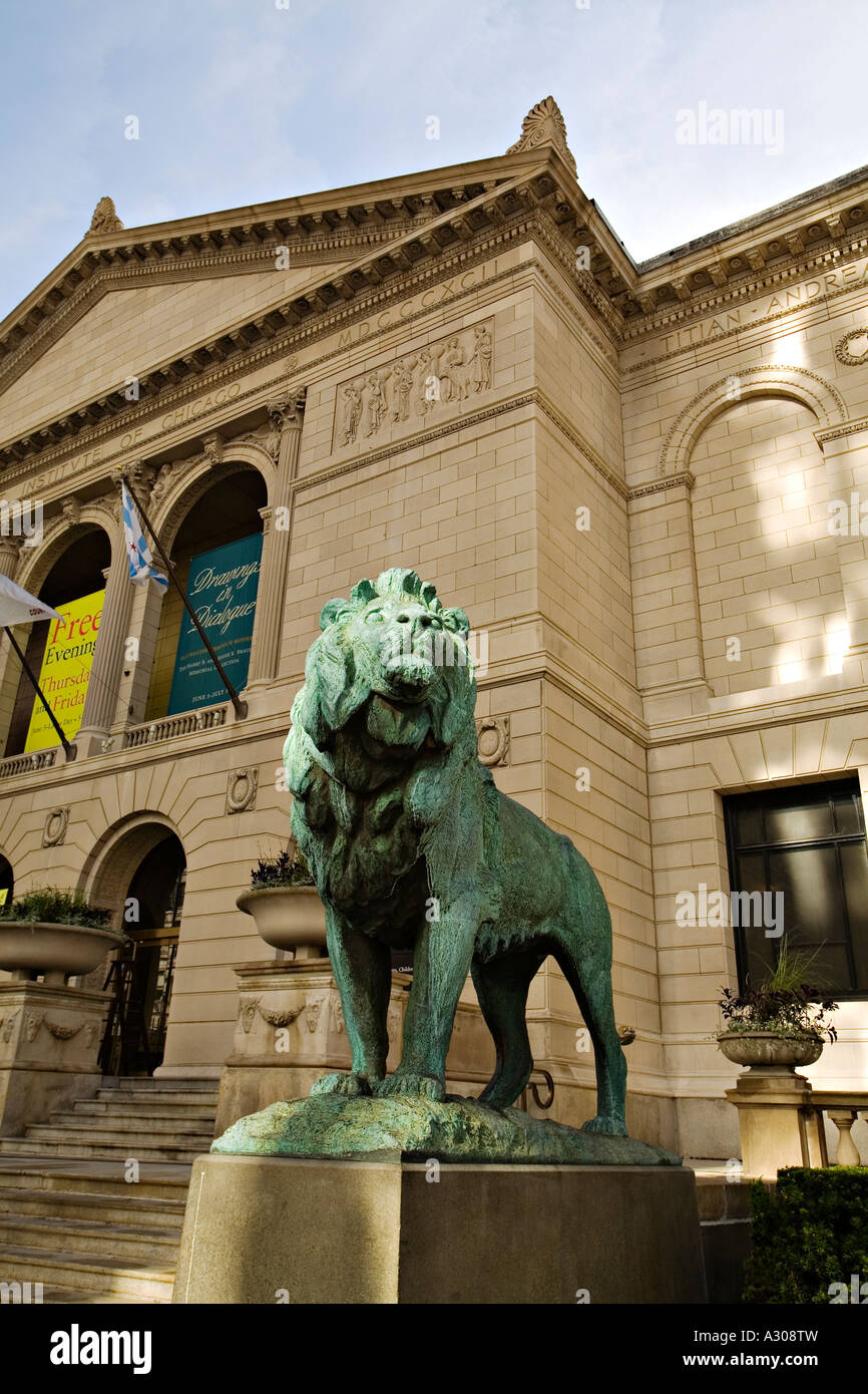 L'ILLINOIS Chicago Art Institute extérieur sur Michigan Avenue lion en bronze des statues à l'entrée de l'édifice Banque D'Images
