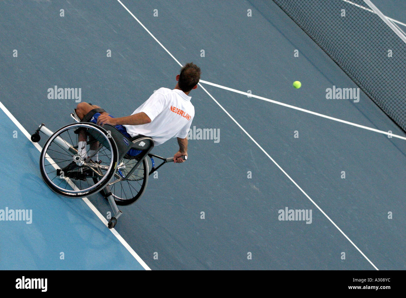 Robin Ammerlaan des Pays-Bas est en concurrence pour les hommes s singles demi finale du tournoi de tennis en fauteuil roulant au cours de l'Athènes 2004 Banque D'Images