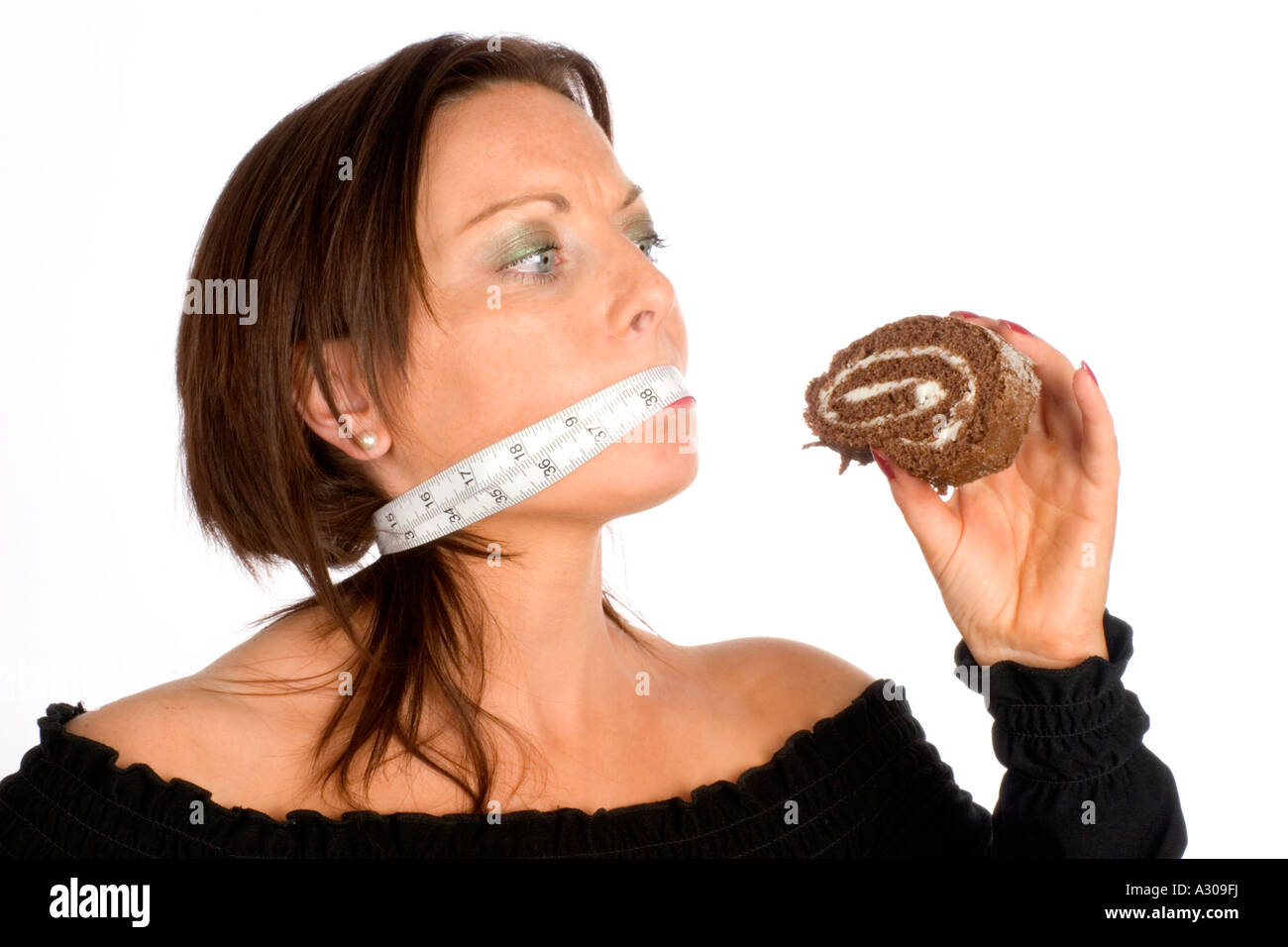 Close up of a young woman holding cake avec du ruban adhésif sur sa bouche Banque D'Images