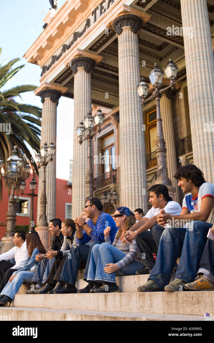 Mexique Guanajuato Public pour artiste de rue s'asseoir sur les marches de Teatro Juarez, au centre-ville, à rire et sourire Banque D'Images