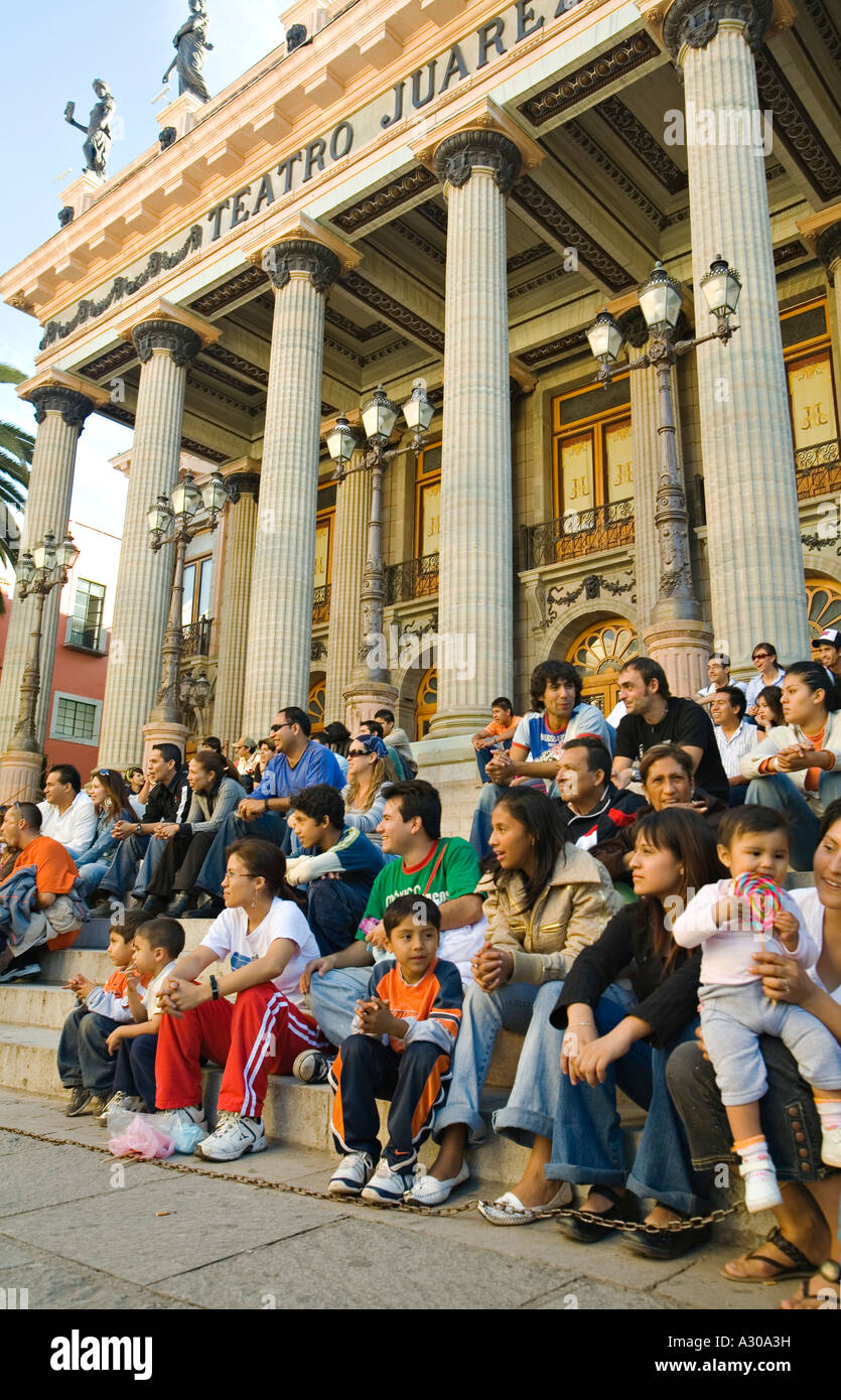 Mexique Guanajuato Public pour artiste de rue s'asseoir sur les marches de Teatro Juarez, au centre-ville, les enfants et les adultes Banque D'Images