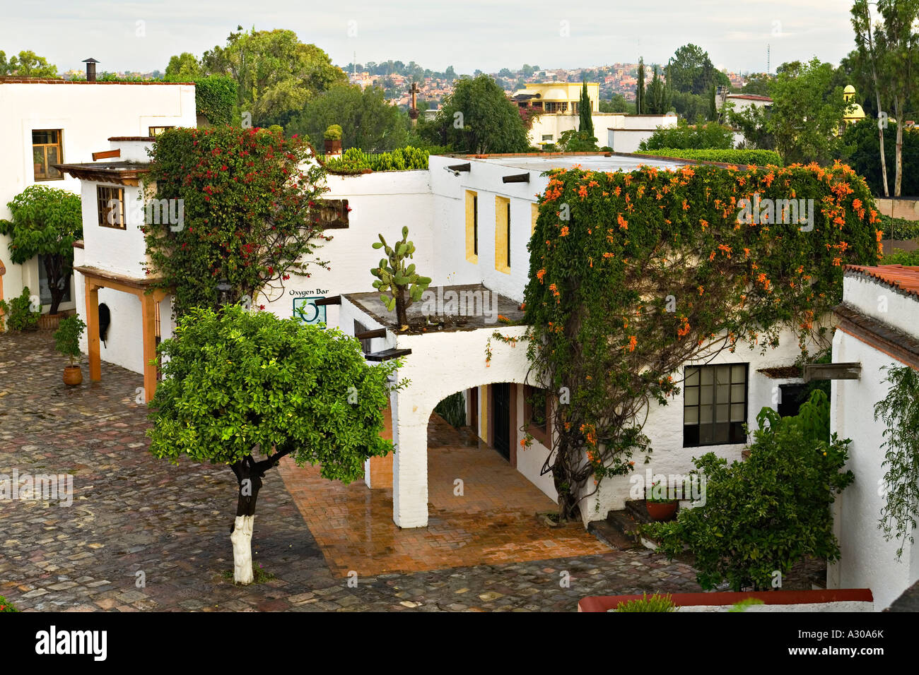 Mexique San Miguel de Allende, la Posada de la propriété de l'hôtel Aldea bâtiments en stuc et cour Banque D'Images