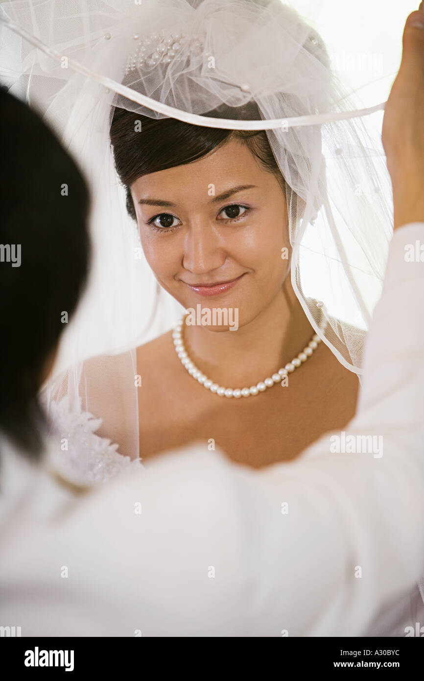 Groom lifting Bridal Veil Banque D'Images