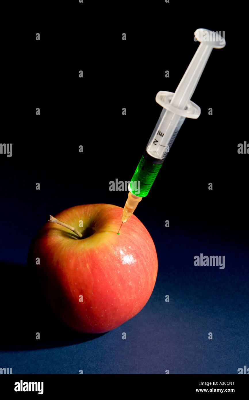 Injecté avec apple green Liquid Concept à représenter les organismes génétiquement modifiés Banque D'Images