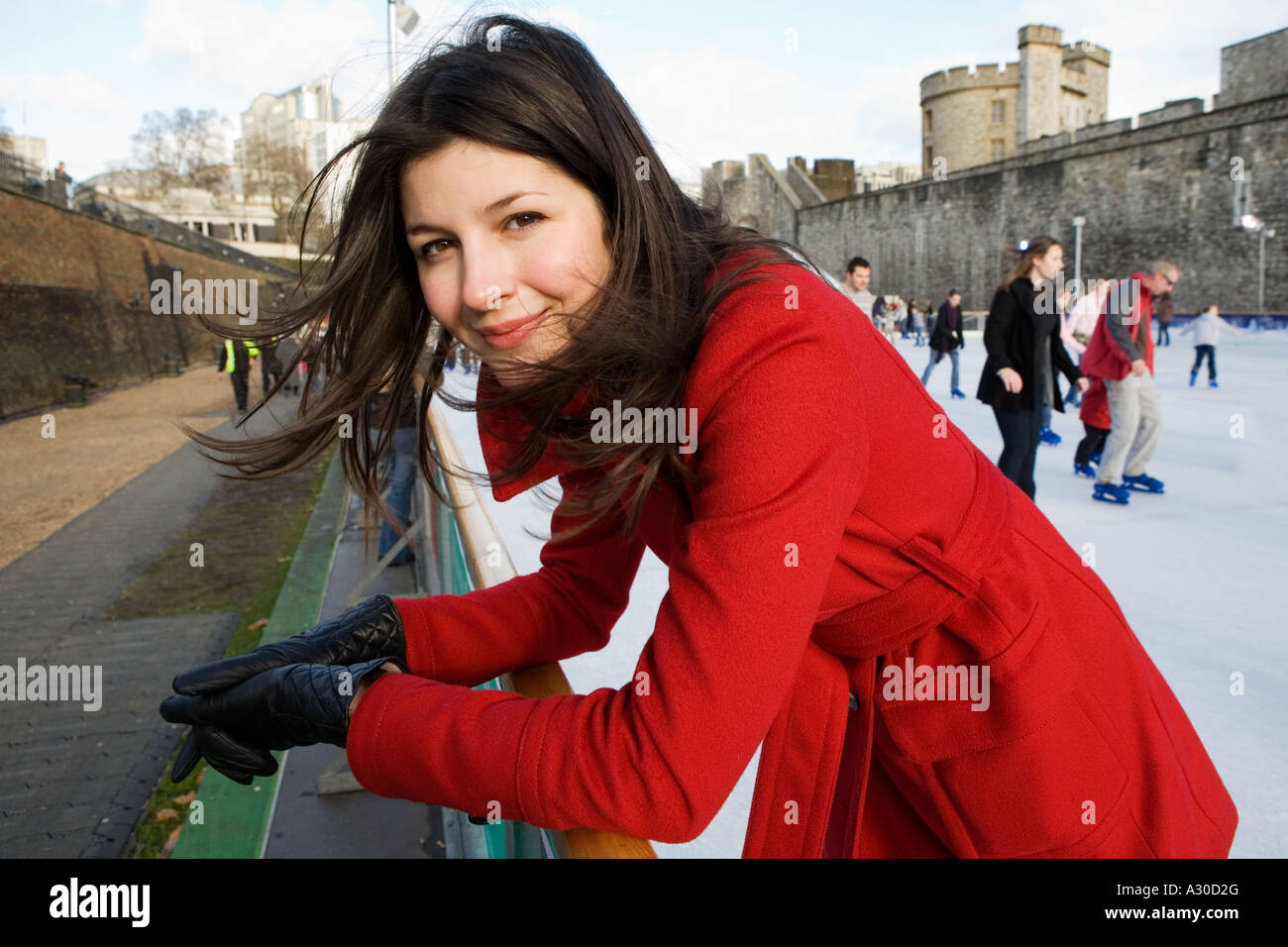 Portrait d'une jeune femme à une patinoire, à l'extérieur de la Tour de Londres. Banque D'Images