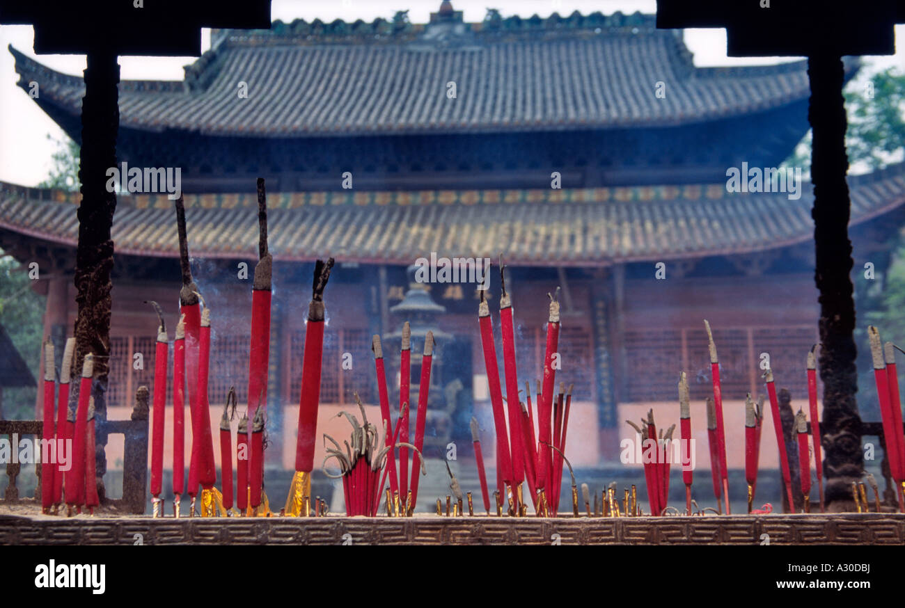 Encens brûlant avec l'architecture des temples à l'Arhat Temple construit dans la dynastie Song en Chine Chongqing Banque D'Images