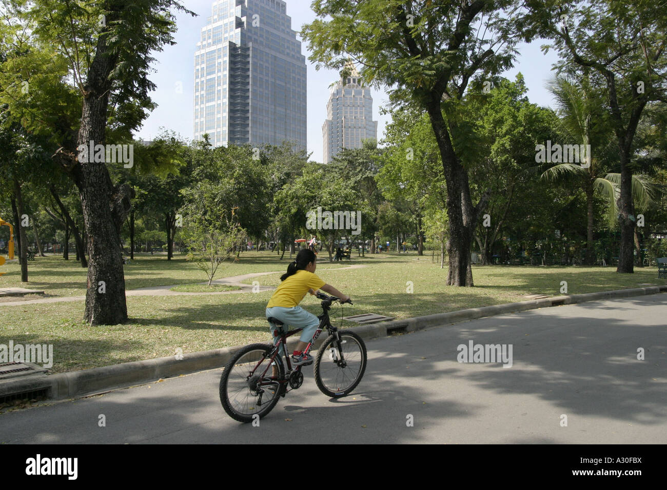 Cycliste à Lumpini Park Banque D'Images