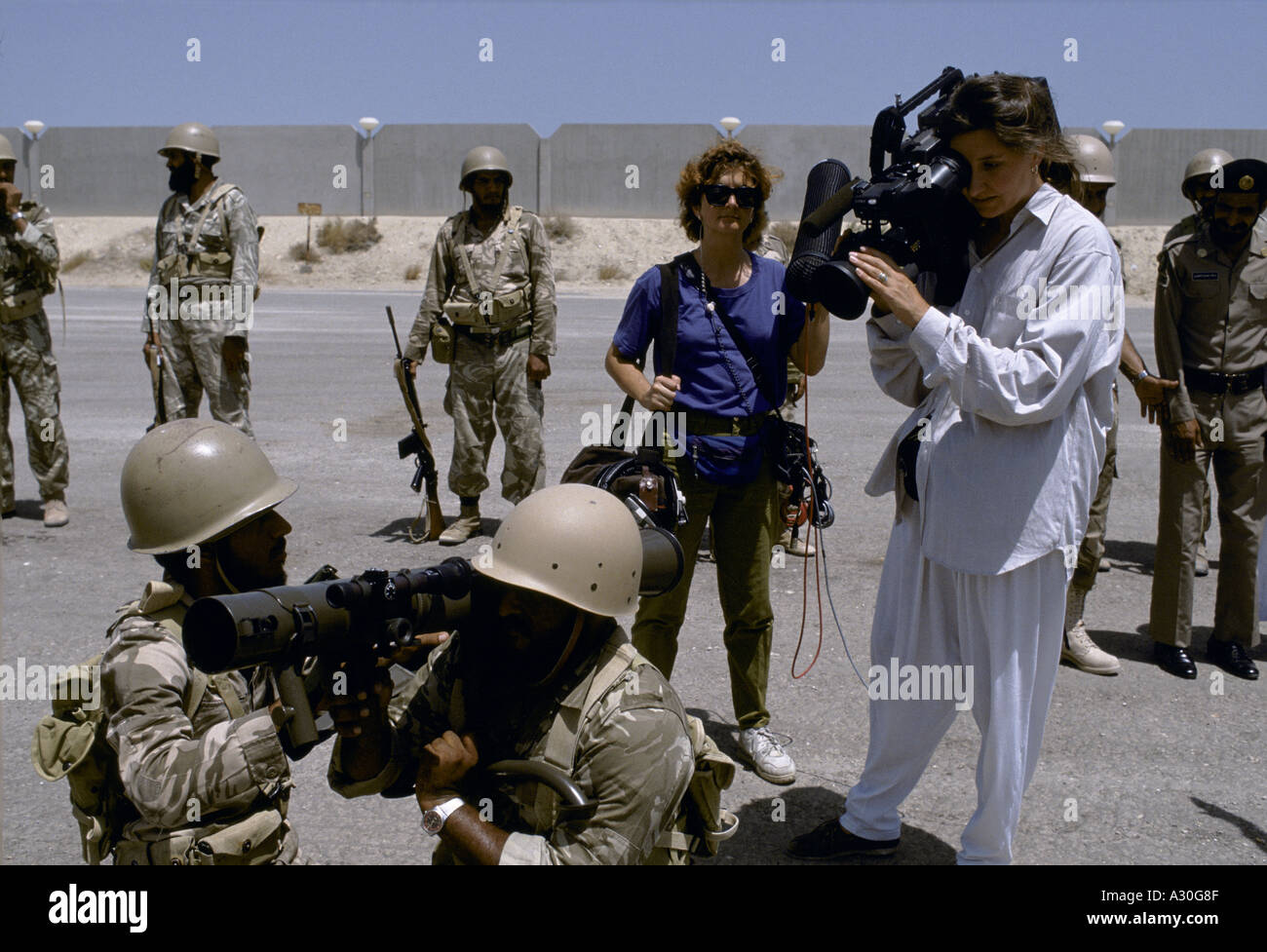 Une équipe de télévision CNN au travail pendant la guerre du golfe Dharan Arabie saoudite 1990 Banque D'Images