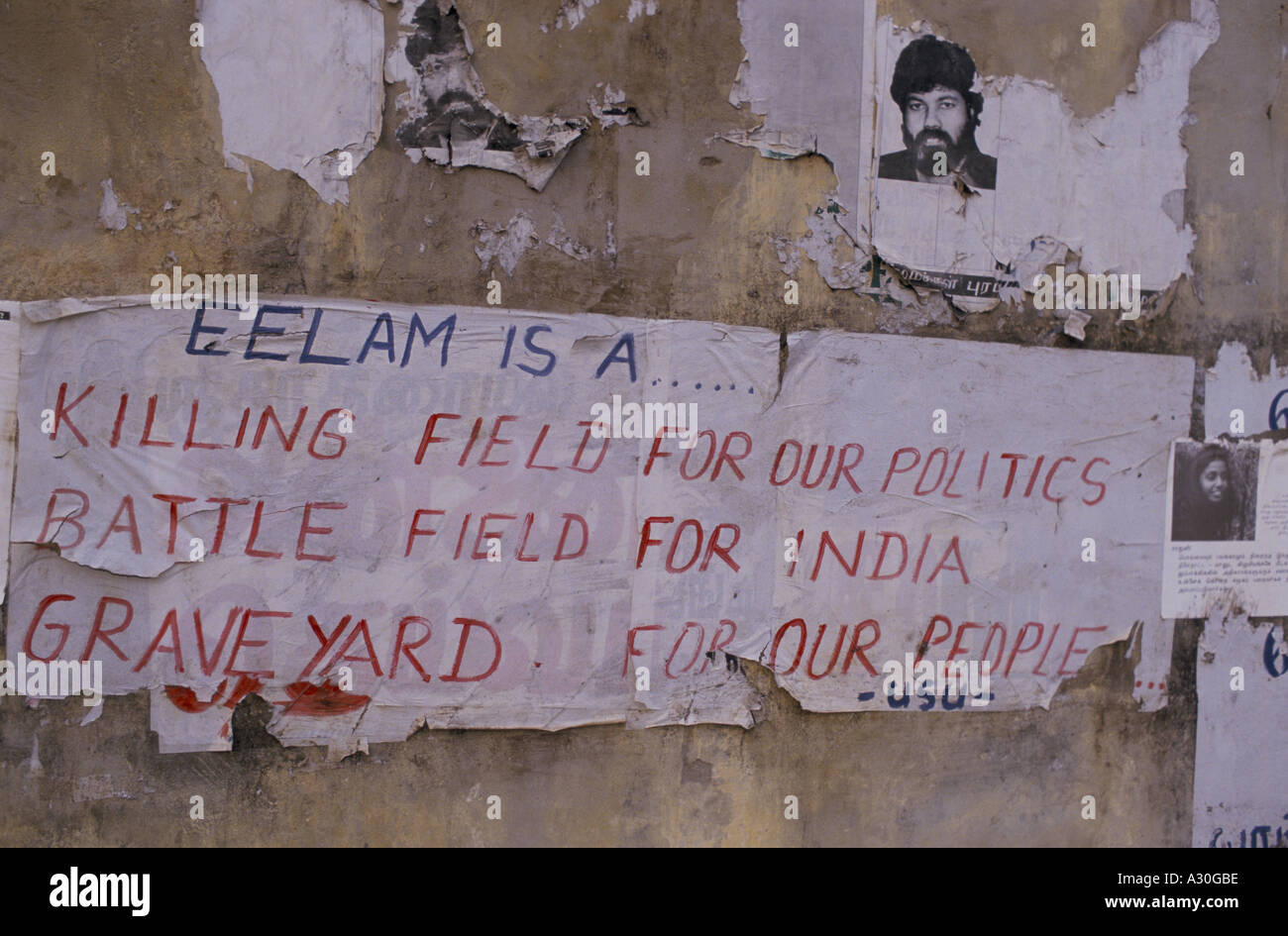 À Jaffna un slogan politique sur un mur sur les effets de la guerre civile Banque D'Images