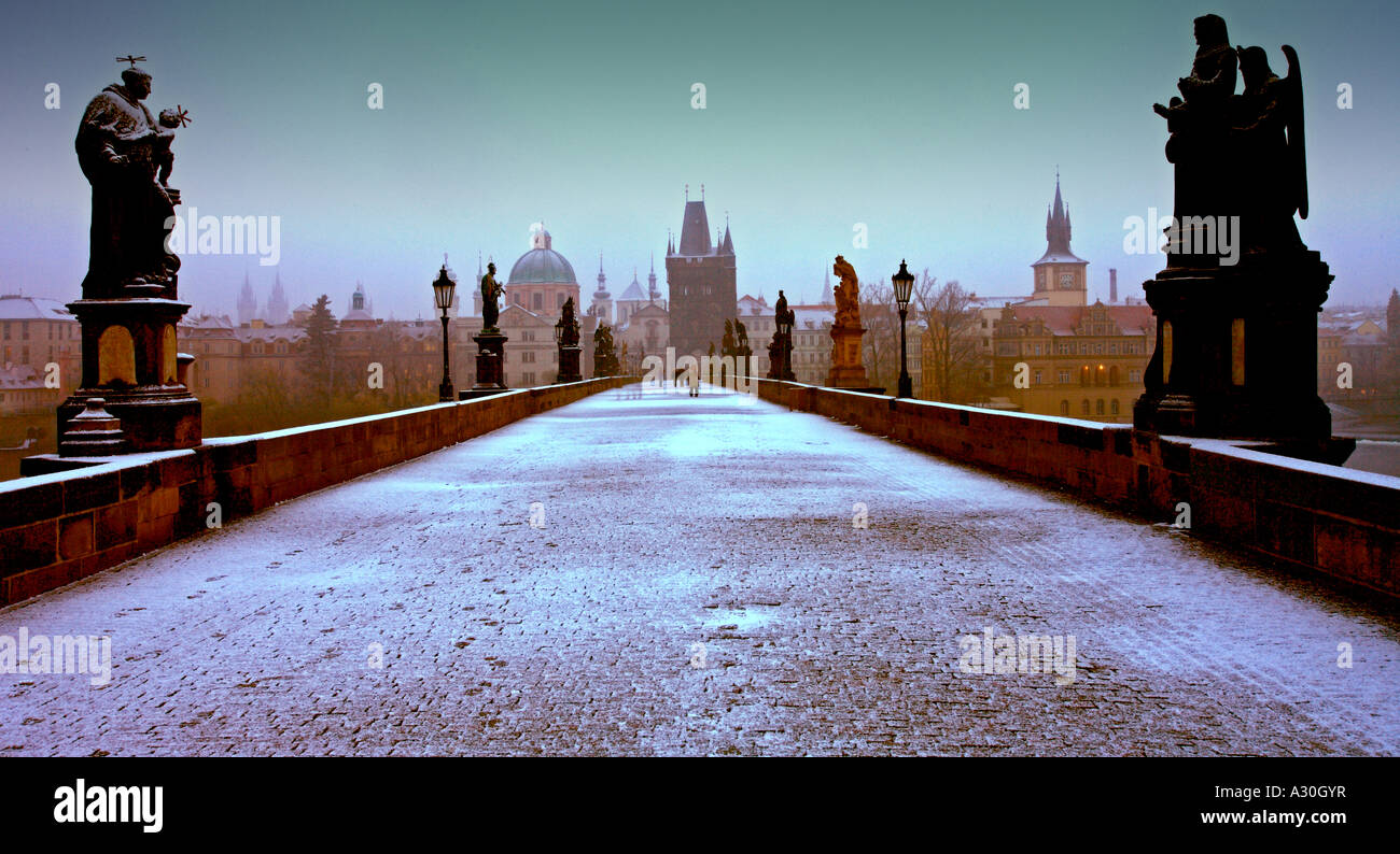 Un hiver neige couverts Charles Bridge Prague République Tchèque Europe Banque D'Images