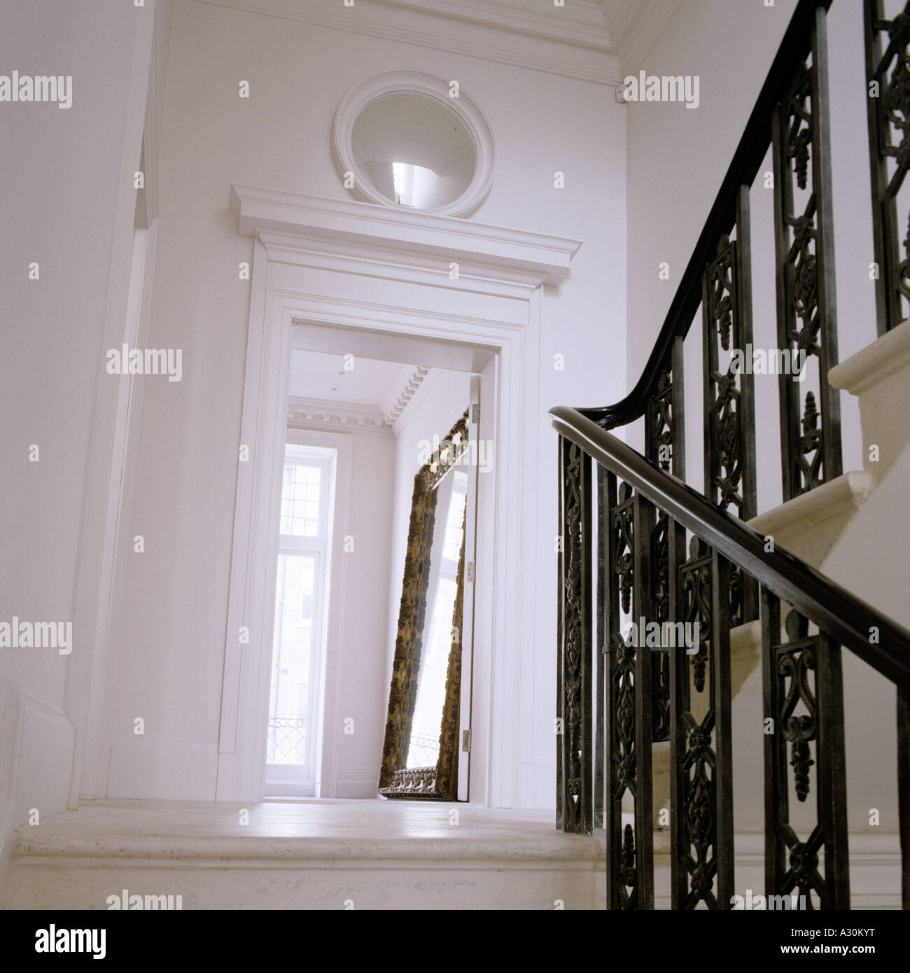 Escalier avec balustres en fer London townhouse avec design by John Minshaw Banque D'Images