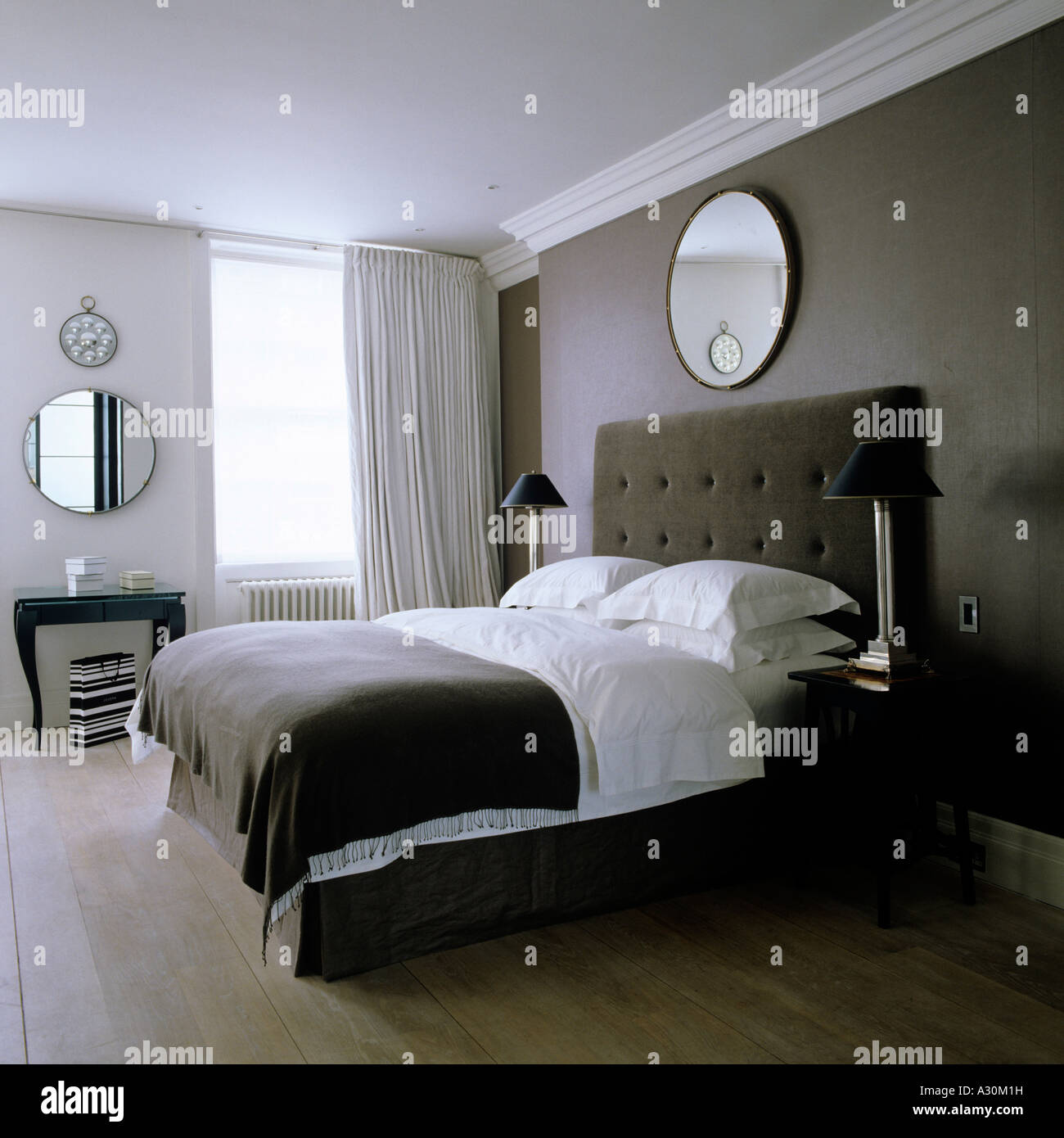 Chambre à coucher moderne avec des miroirs ronds conçu par John Minshaw Banque D'Images