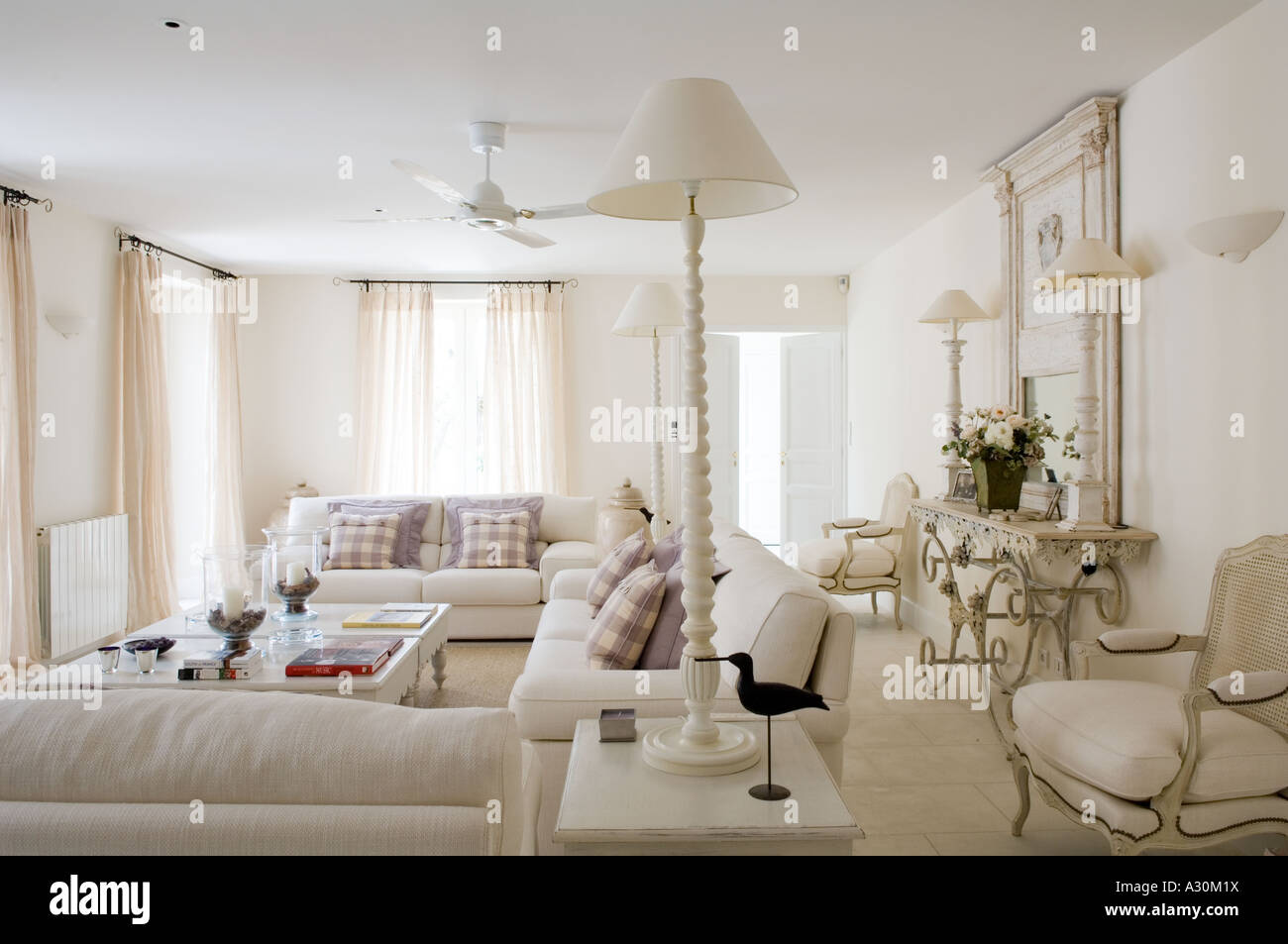 Salon blanc avec des lampes et ventilateur de plafond Banque D'Images