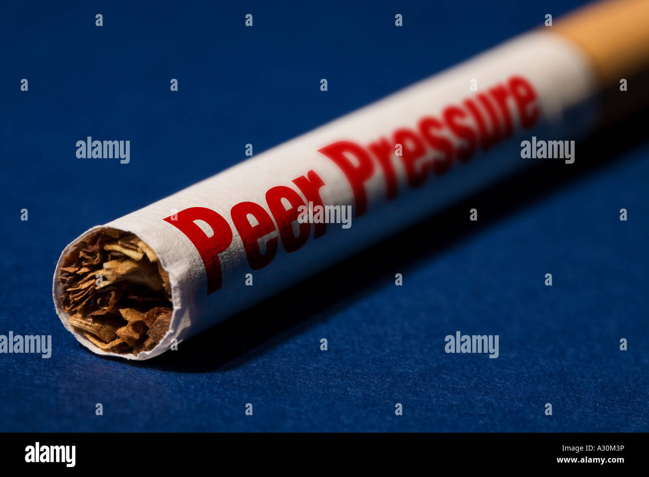 Cigarette avec la pression des pairs sur le côté de c Banque D'Images