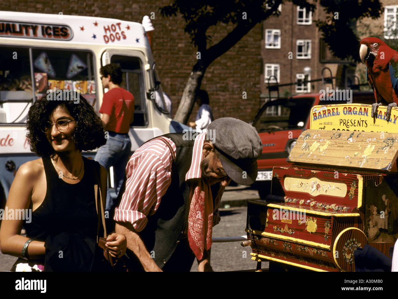 Organiste du fourreau avec parrot Banque D'Images