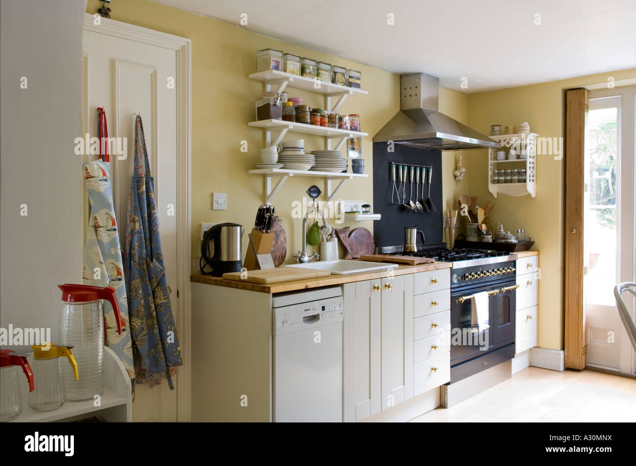 Cuisine d'une maison victorienne à Londres accueil à un designer de bijoux Banque D'Images