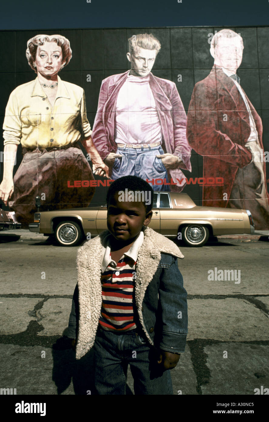 Scènederue du garçon debout en face d'or location grande murale peinte sur le côté du bâtiment de légende s d'hollywood montrant l'actrice Joan Crawford, l'acteur James Dean acteur Clark Gable los Banque D'Images