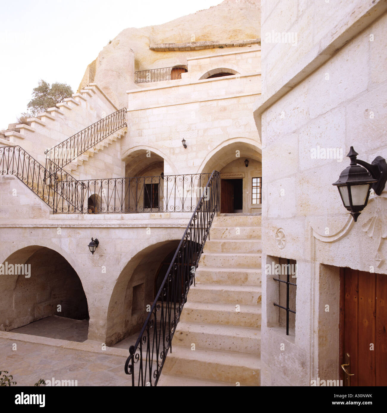 Bâtiment en pierre en terrasse avec des escaliers extérieurs et des alcôves, Capadocia Turquie Banque D'Images