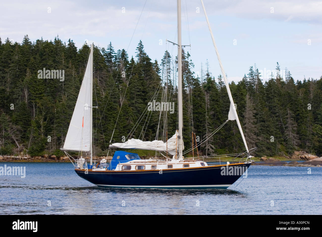 Yawl ancré au port d'hiver, Vinalhaven Island, Maine Banque D'Images