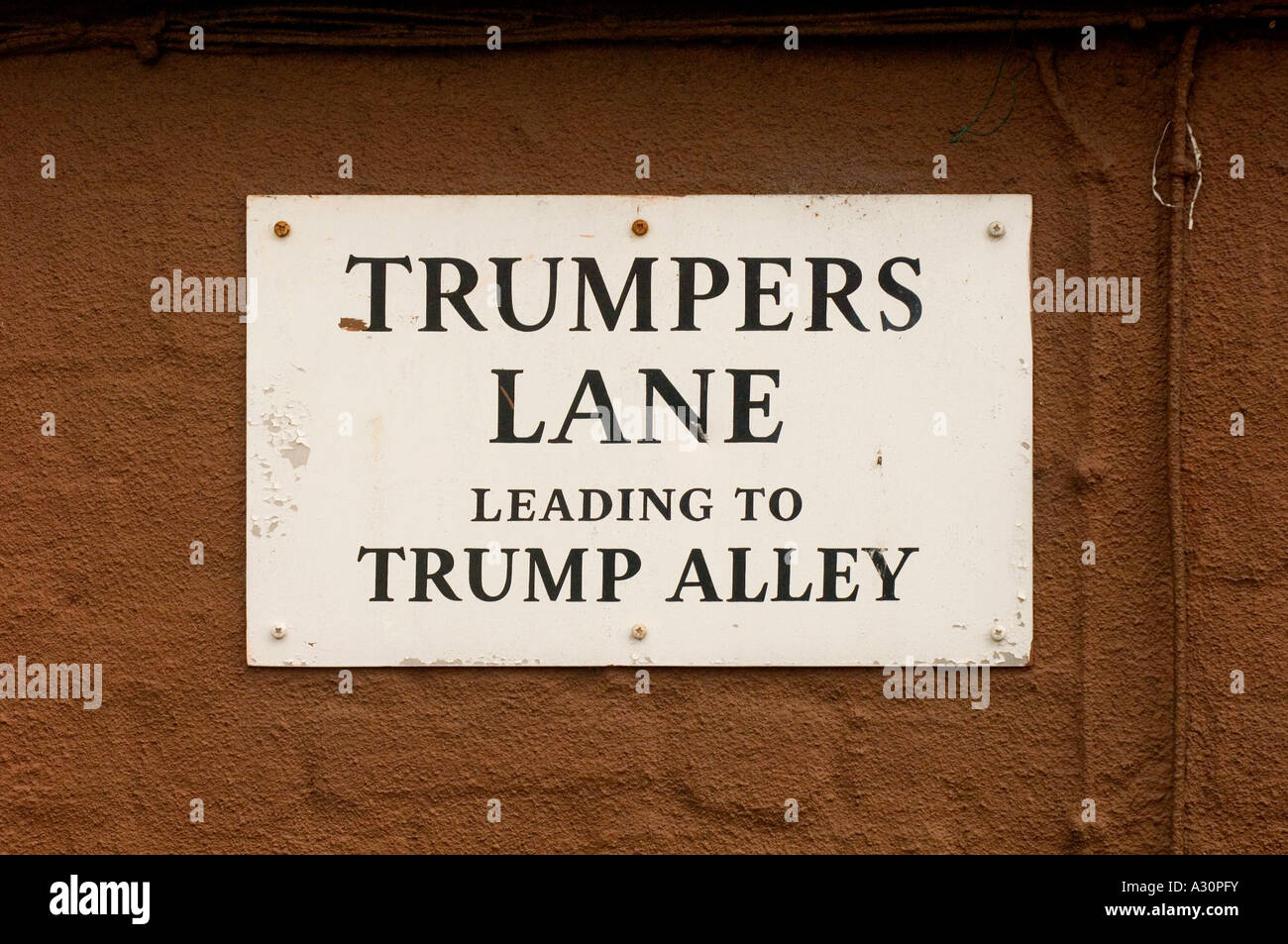 Funny street sign : Trumpers Lane menant à Trump Alley. Photo par Jim Holden. Banque D'Images