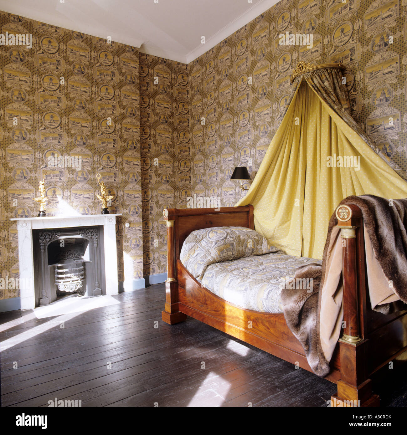 Chambre au papier peint dans le style empire et lit avec rideau et Coronet  Photo Stock - Alamy