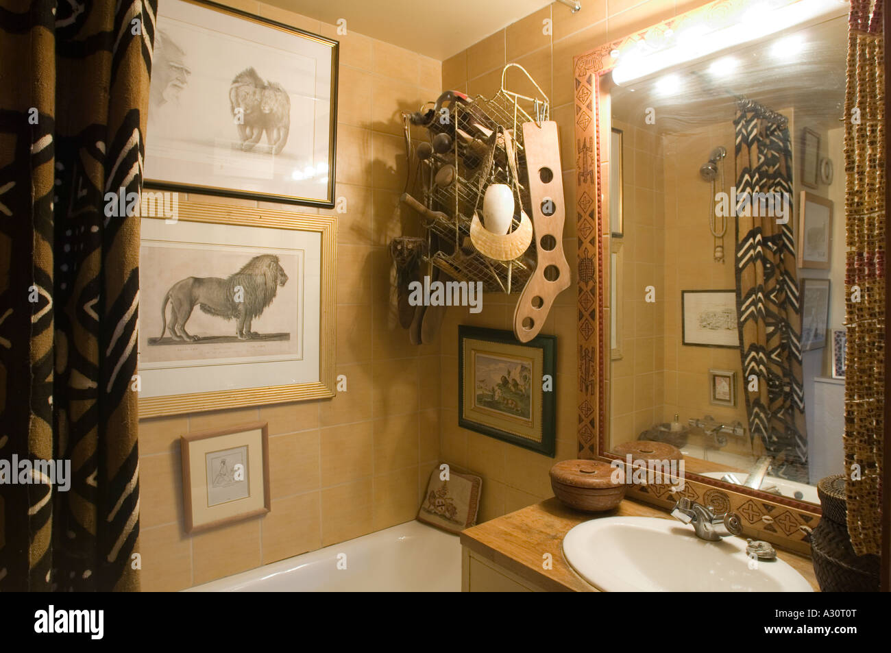 Salle de bains confortable avec des objets décoratifs Banque D'Images