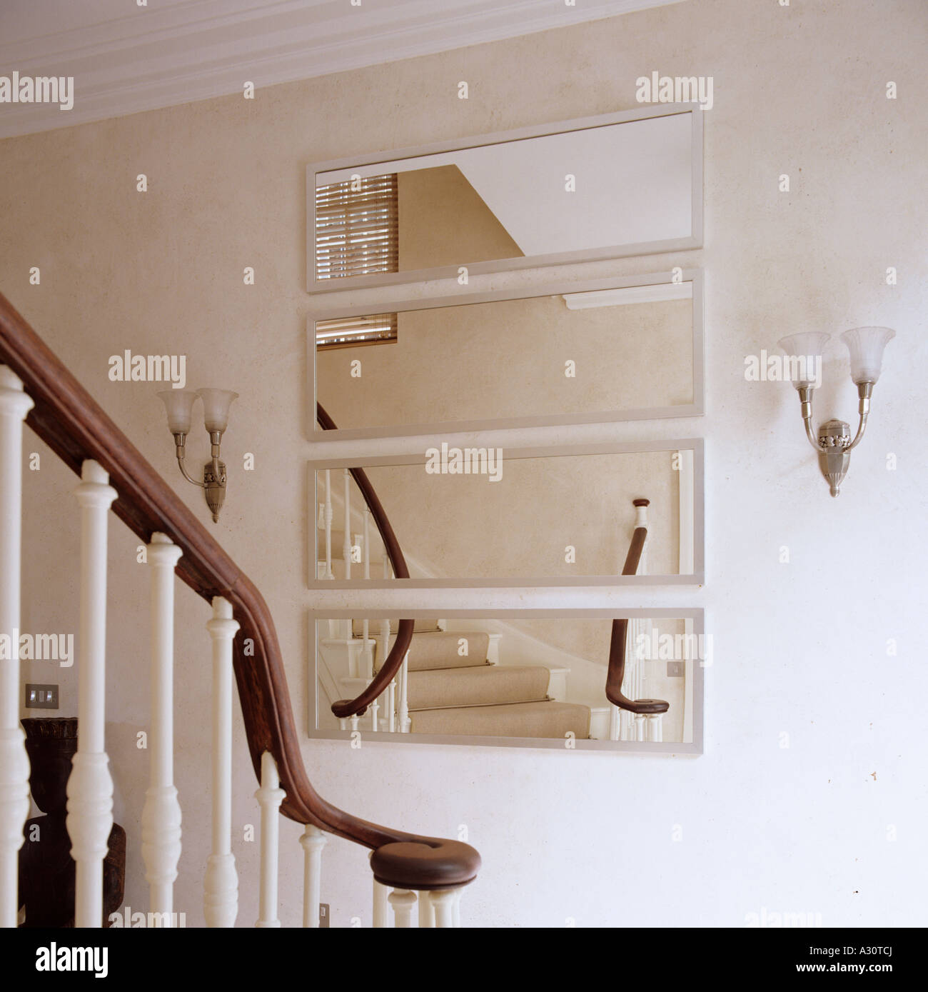 Escalier et miroir au mur dans un Londres chambre Photo Stock - Alamy