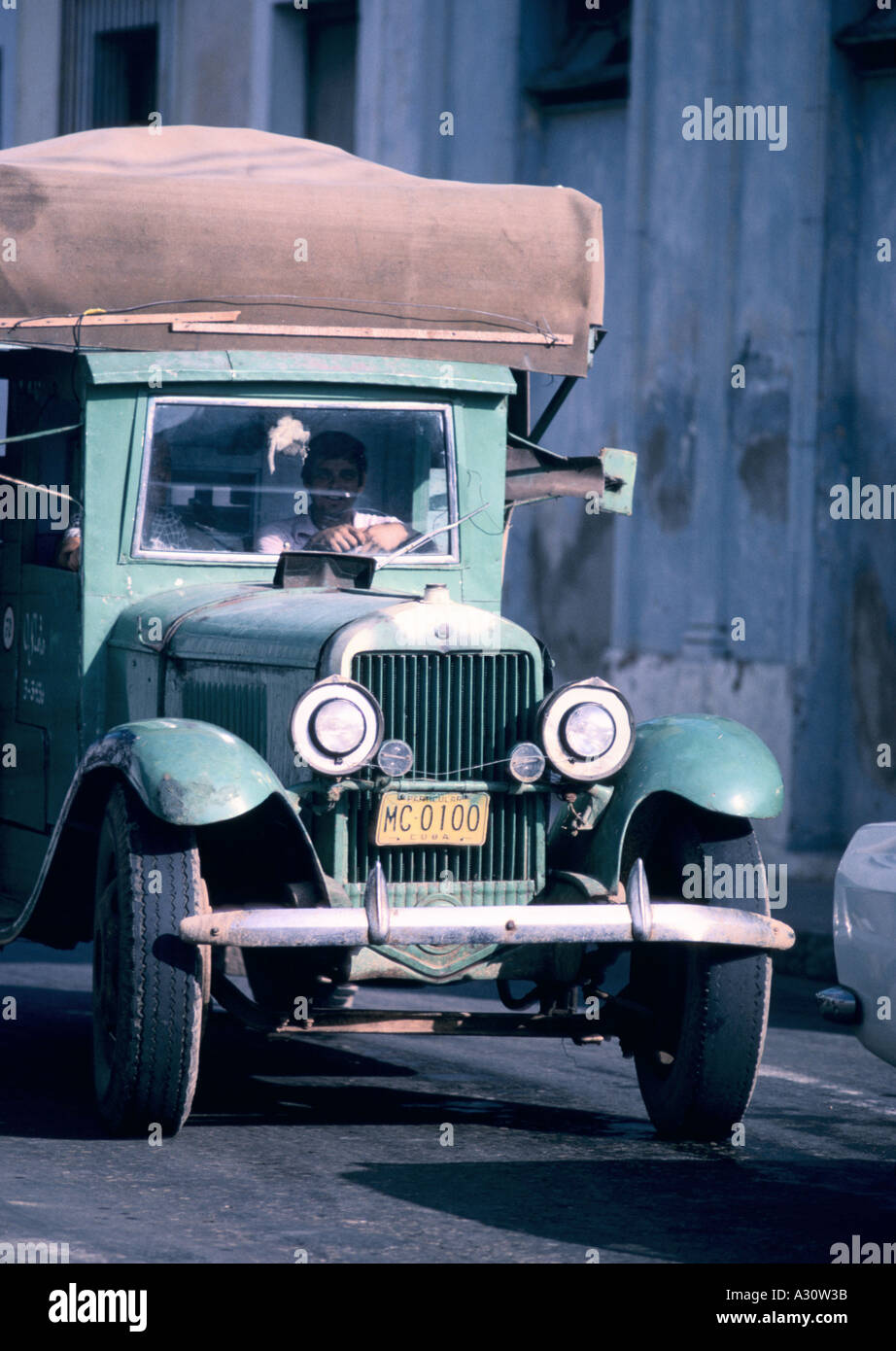 Vintage camion traverse la Havane, Cuba Banque D'Images