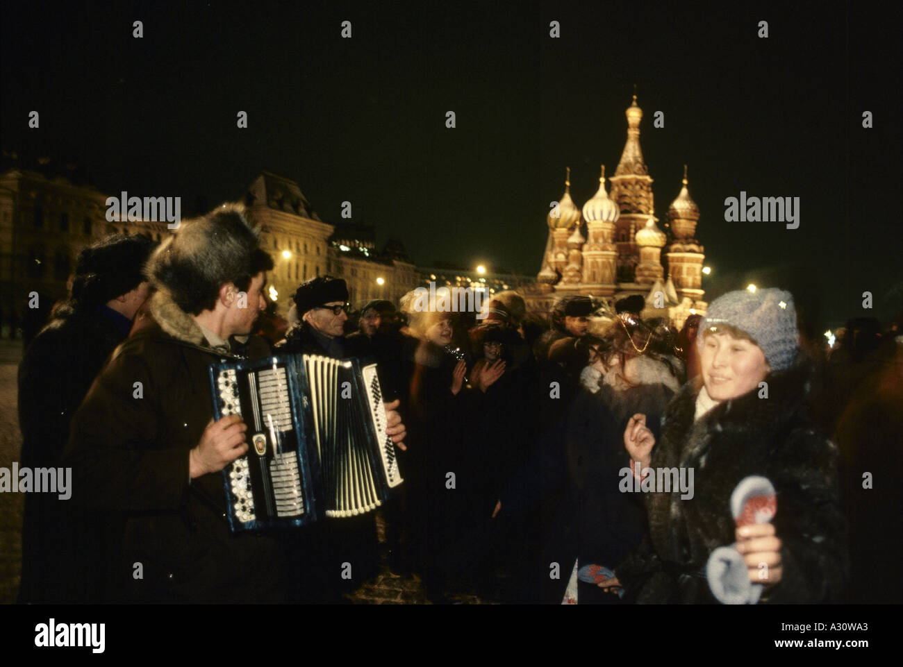 Moscou Saint-Pétersbourg man playing accordion amogst la foule celebrating new year s day place rouge Moscou Banque D'Images