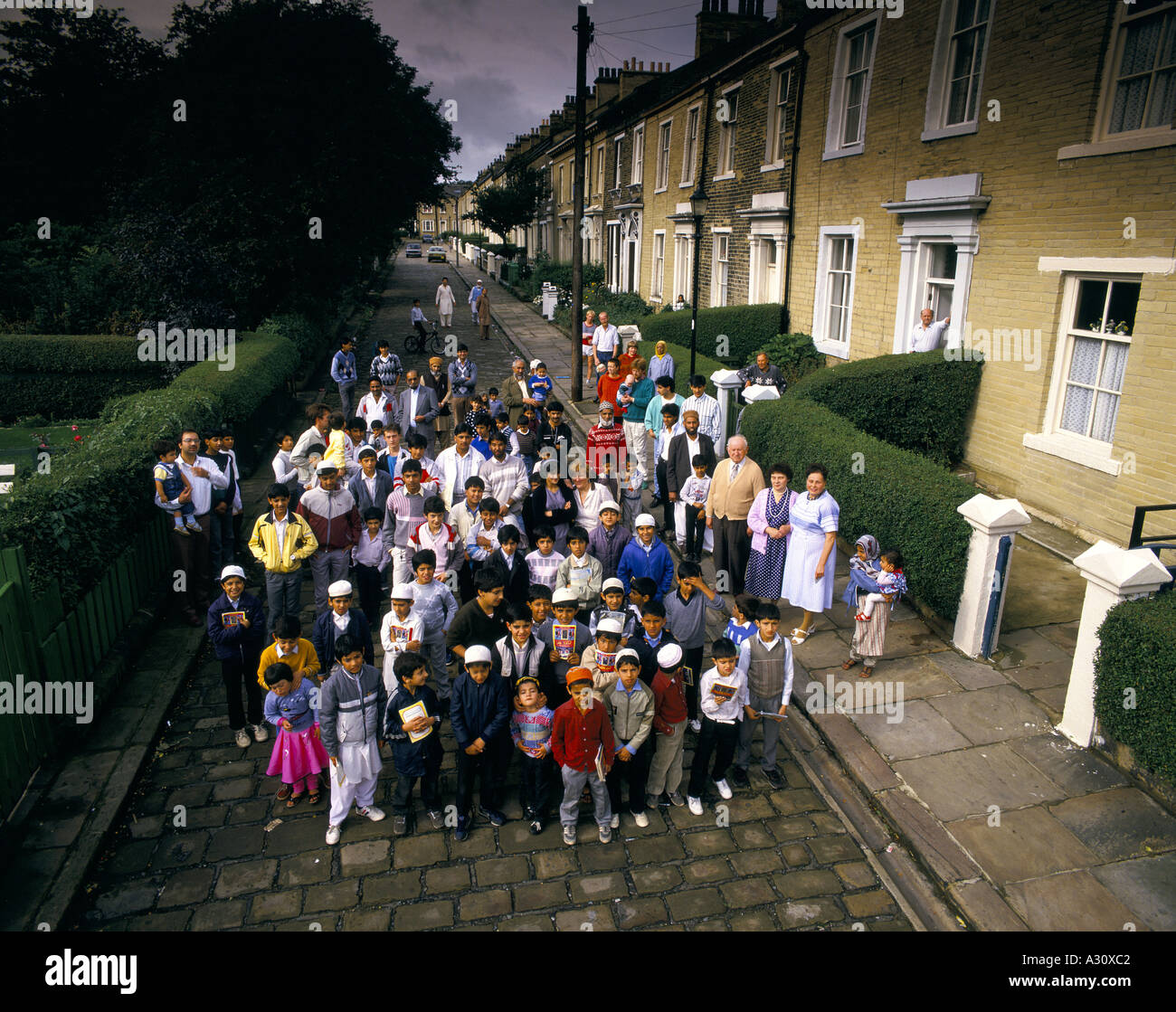 Mixed Race communauté qui vivent dans le même square bradford Banque D'Images