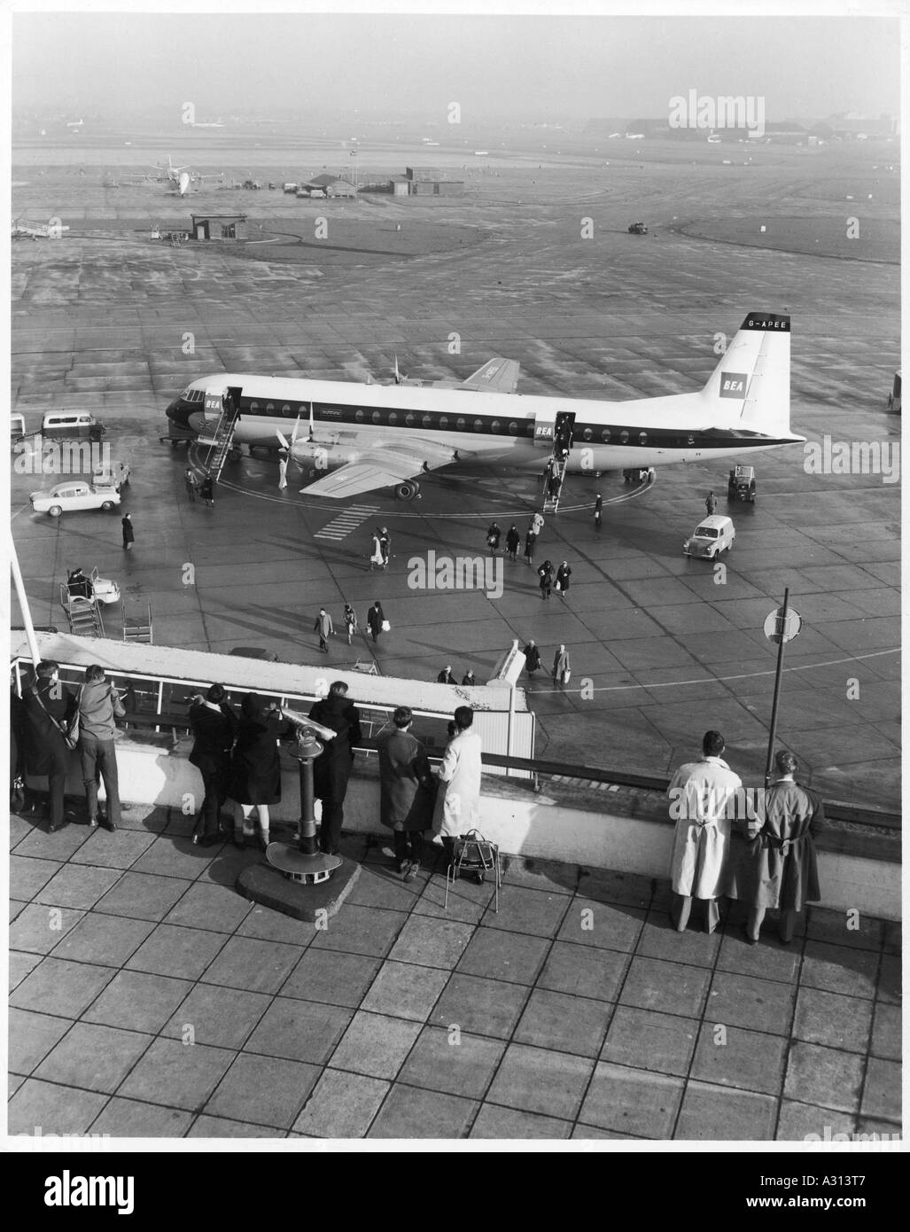 Quitter un avion des années 60 Banque D'Images