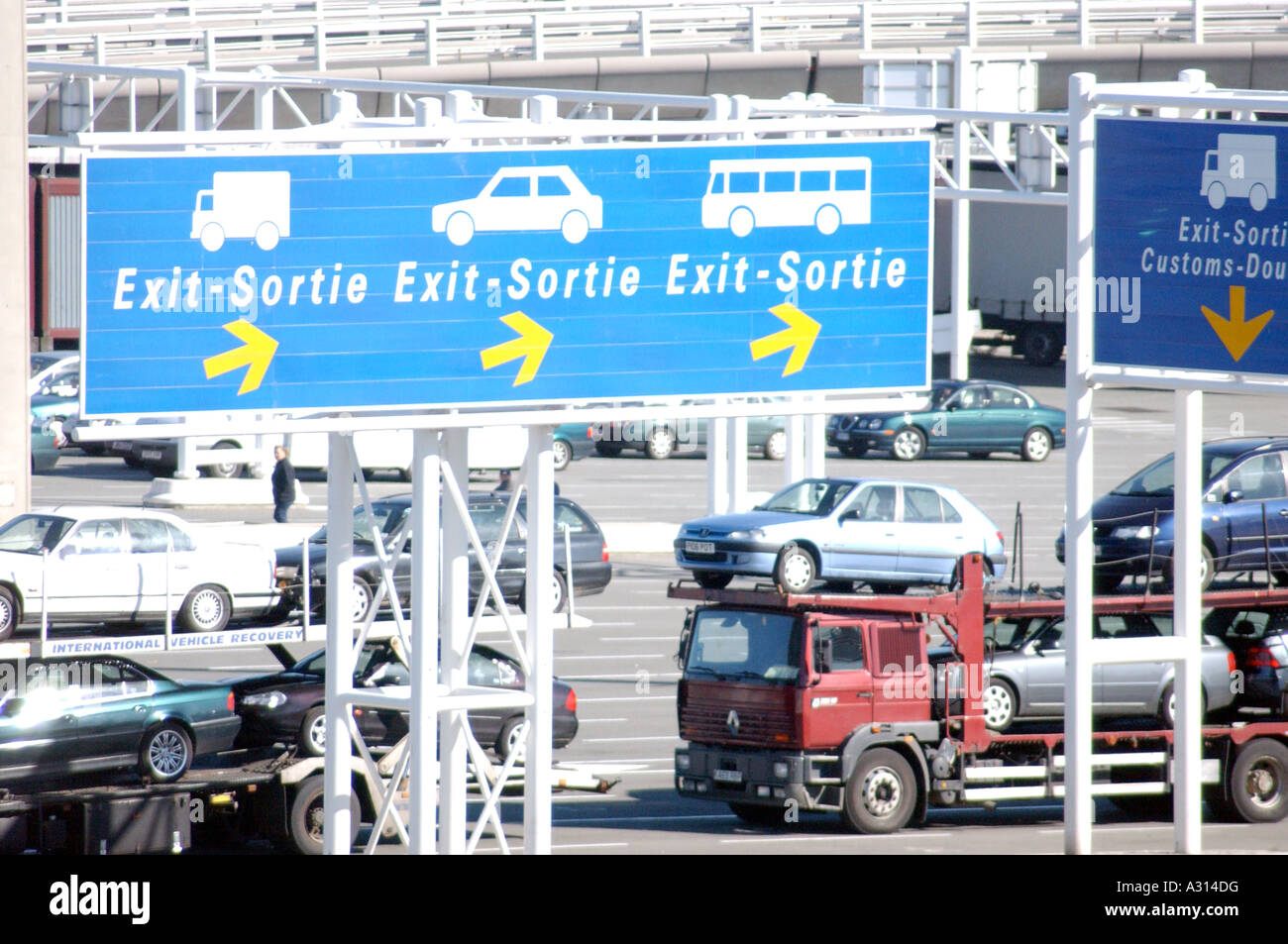 Photographie de camions en attente à port français en attendant l'embarquement des ferries qui traversent la manche Banque D'Images
