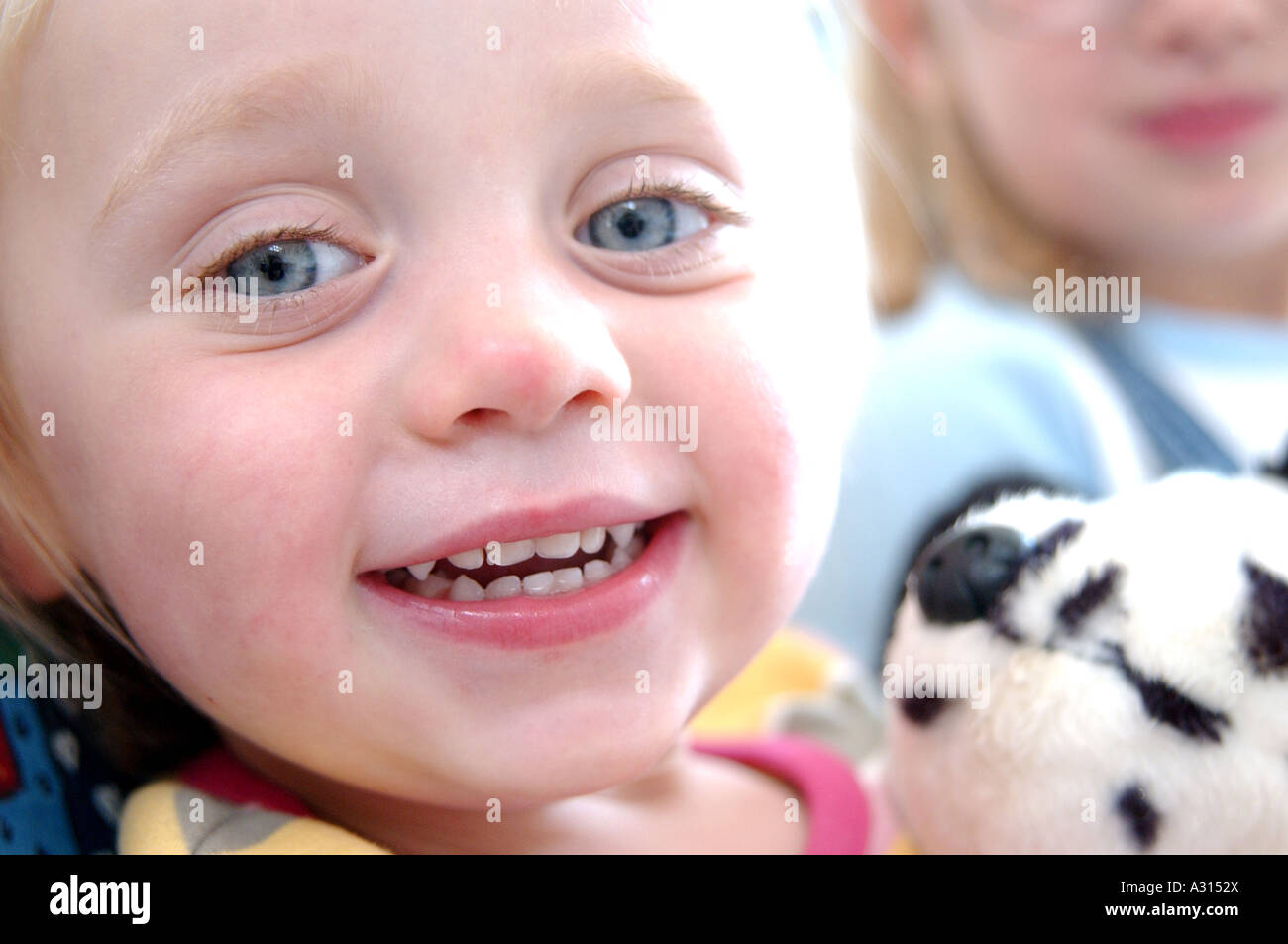 Image libre de photographie de la crèche enfant jeune fille s'amusant et smiling holding a toy en UK Banque D'Images