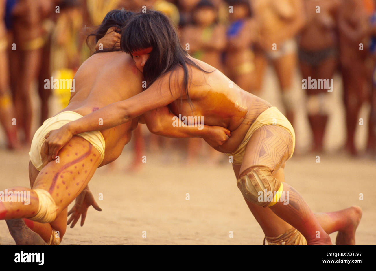 Lutte Huka Huka amazonienne de Xingu Brésil Yamuricumã à partie Kamayurá tribe Banque D'Images