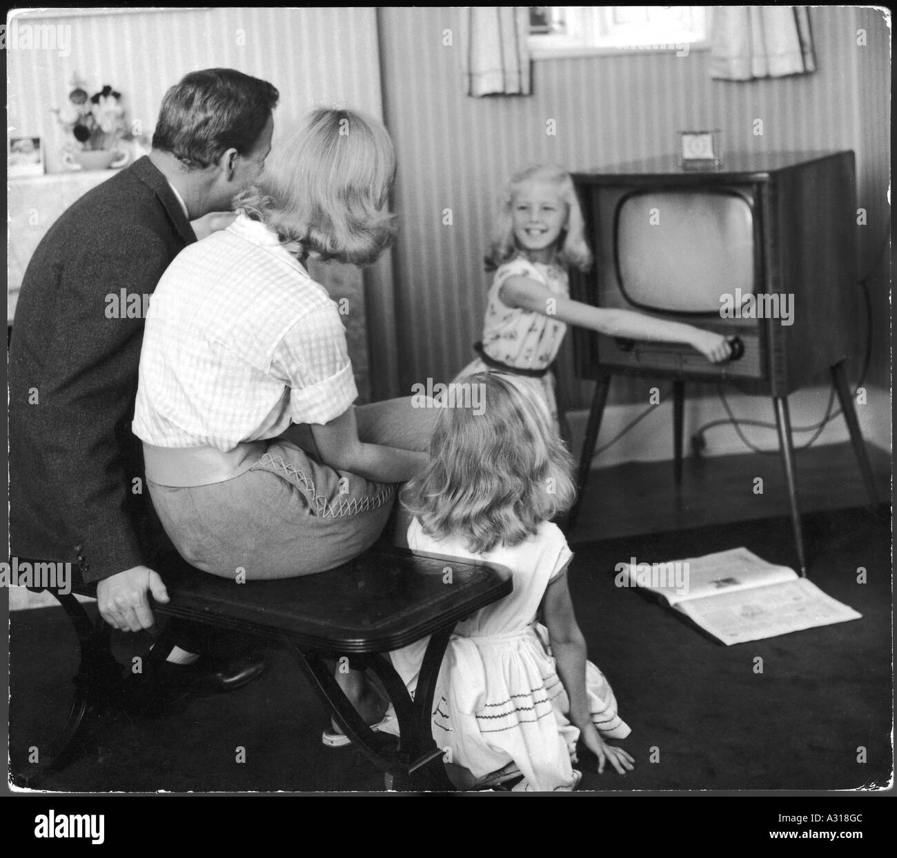 Regarder la télévision en famille 1950 Banque D'Images