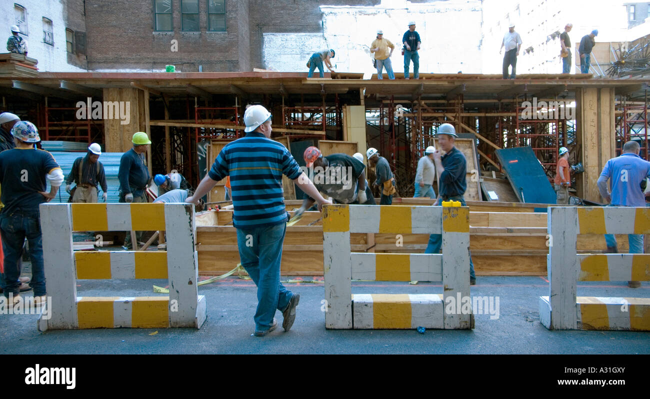 Les travailleurs sur un chantier de construction à Manhattan, New York City, États-Unis d'Amérique Banque D'Images
