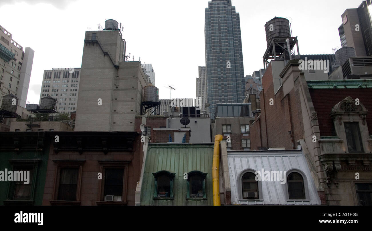 Vue sur les toits de Manhattan high rise et les châteaux d'eau Banque D'Images