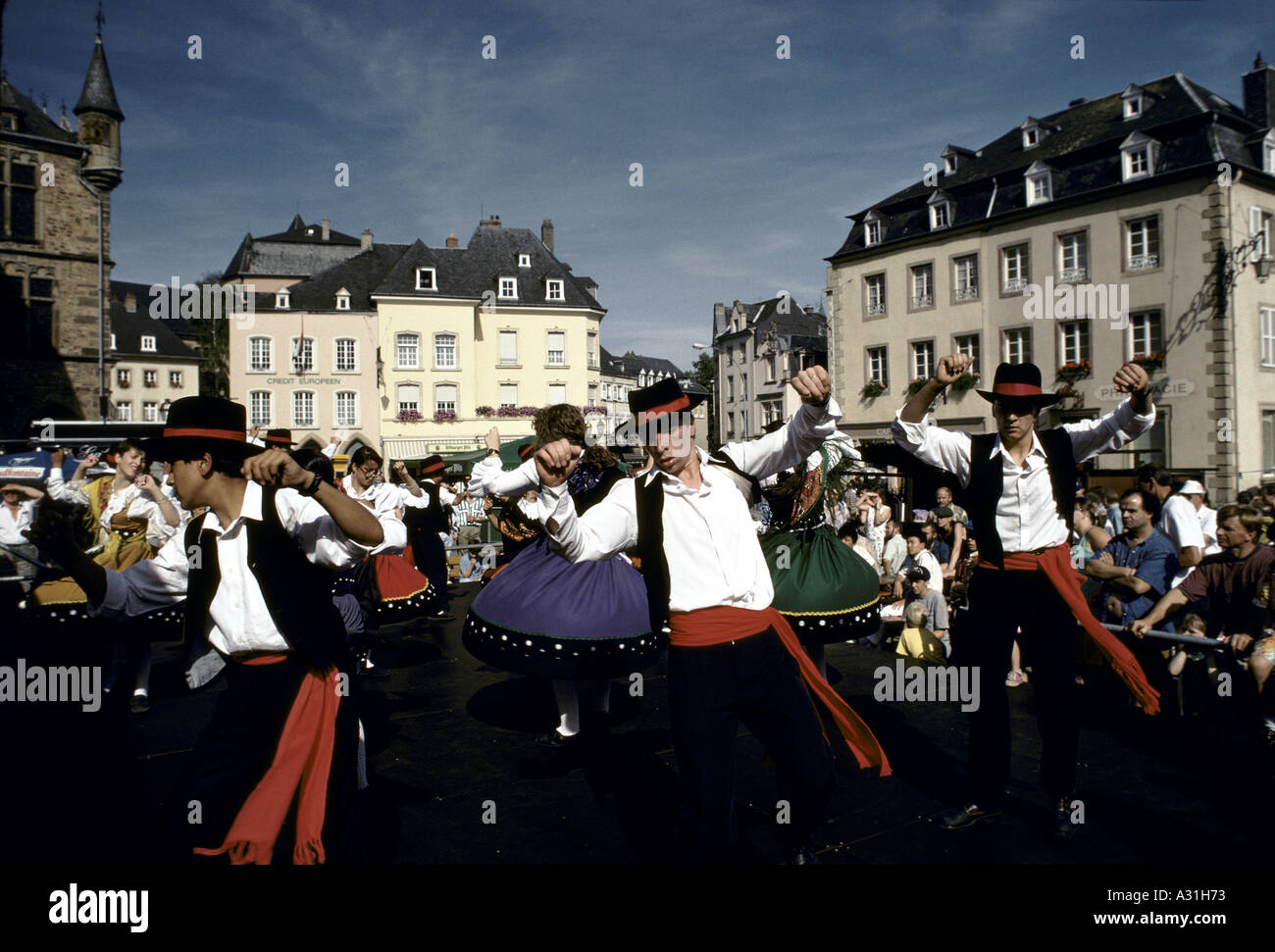 Le Luxembourg à pied des danseurs traditionnels au festival culturel 1995 echternach Banque D'Images
