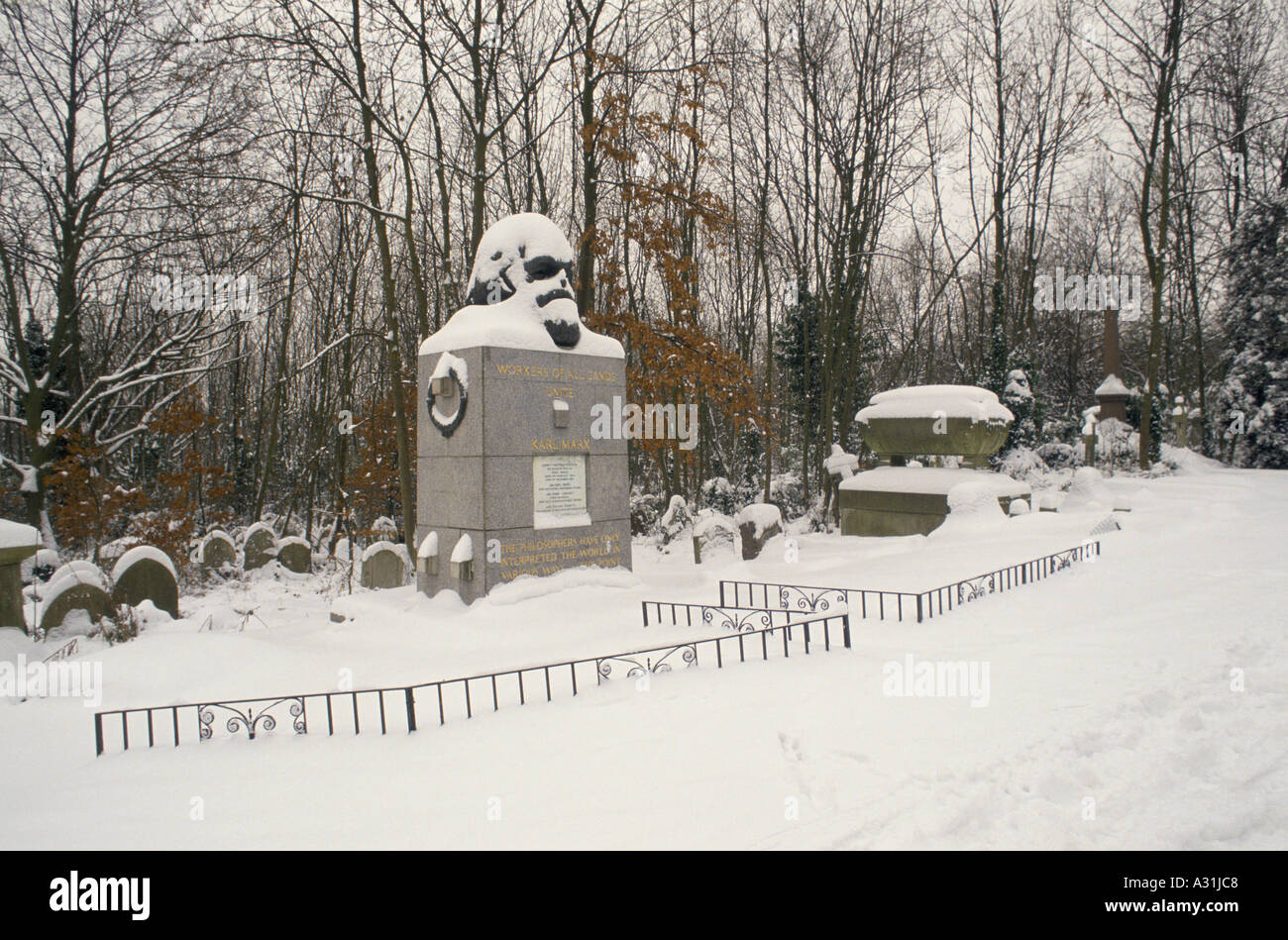 Karl Marx pierre tombale sculpté recouvert de neige à côté des arbres défoliés en hiver le Cimetière de Highgate london 1991 Banque D'Images