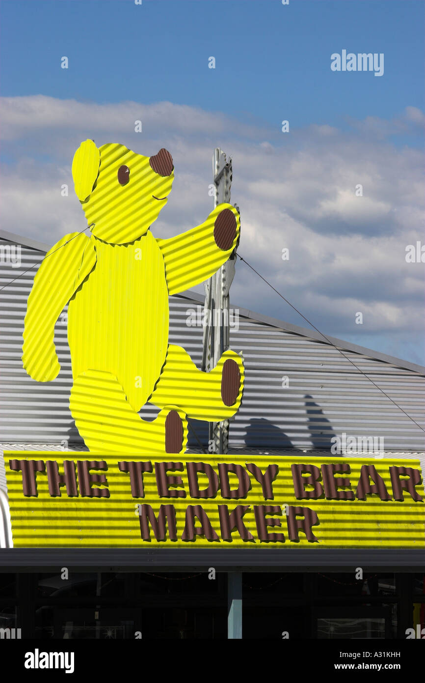 Construction d'un gros ours monté au-dessus de l'entrée d'une boutique dans la ville de Tirau, Nouvelle-Zélande Banque D'Images