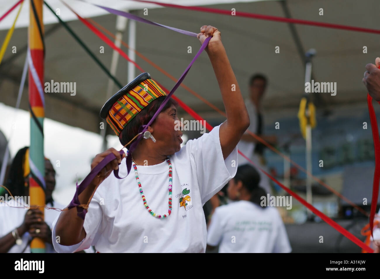 Au cours de danse poteau "Maypole" Caraïbes Jours Festival à North Vancouver, Canada Banque D'Images