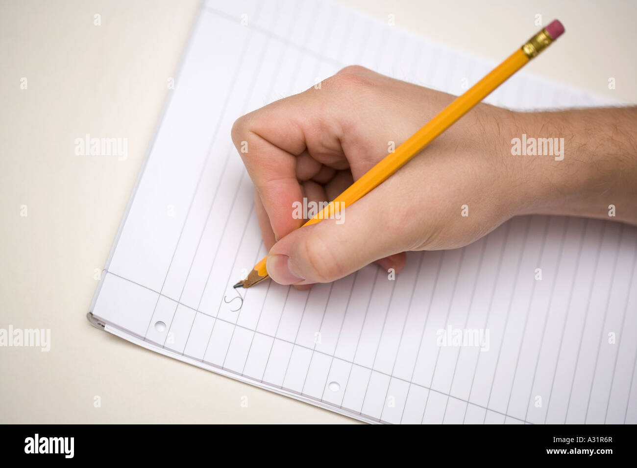 Man holding pencil with broken plomb sur papier ligné Banque D'Images