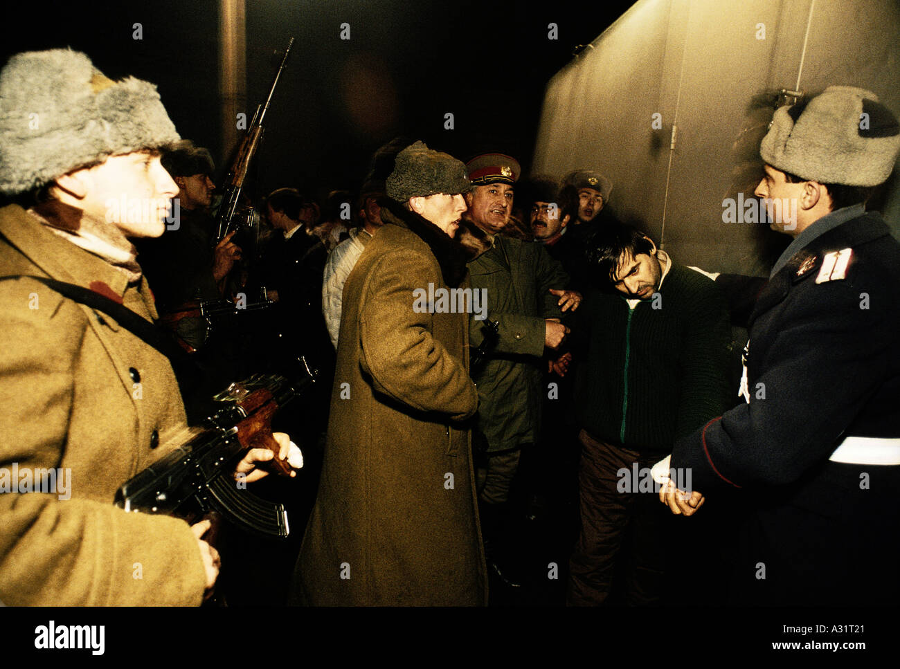 La Roumanie après la révolution soldats attaquer un incendie moteur pensé pour contenir des agents de la Securitate les occupants avaient des mitrailleuses interdit aux civils, ils furent tirés de l'véhicule arrêté Bucarest 1990 Banque D'Images