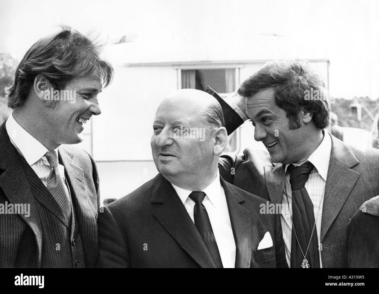 PERSUADERS PLAT mogul Lew Grade avec Roger Moore et Tony à gauche à droite Cyrtis Banque D'Images