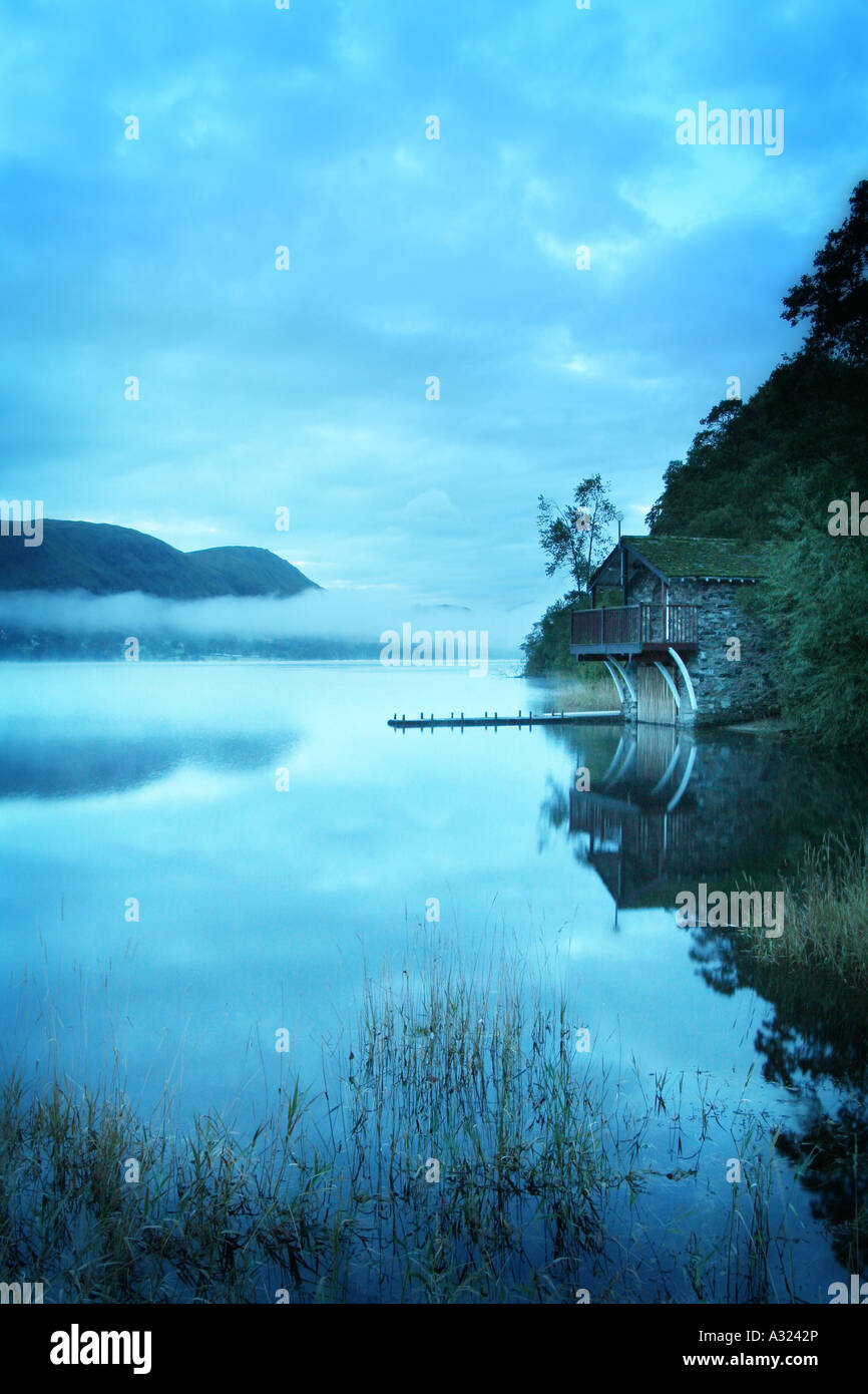 Bateaux sur Ullswater dans la brume matinale Banque D'Images