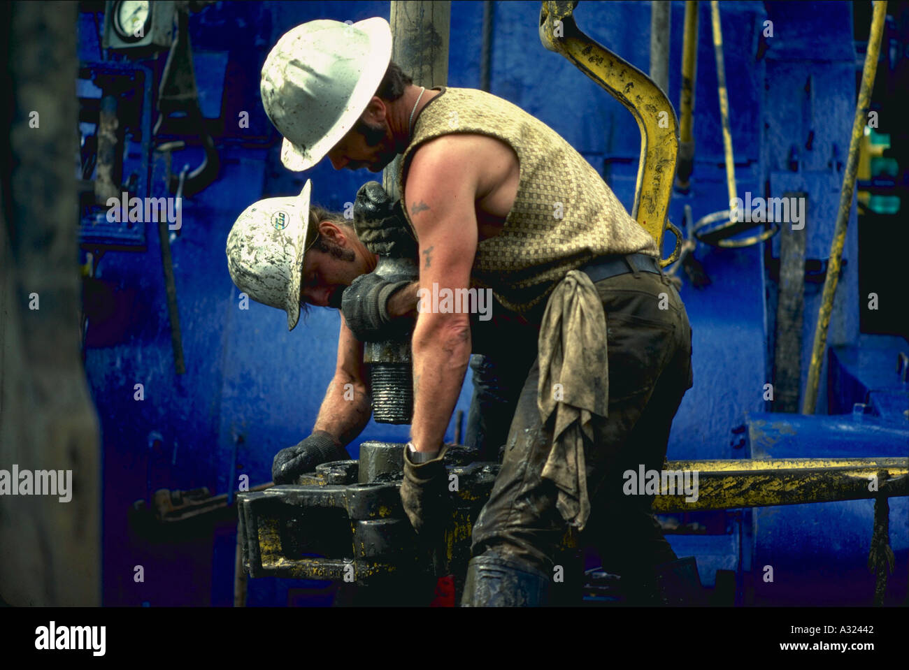 L'extraction du pétrole sur les travailleurs offshore oil rig Californie Banque D'Images