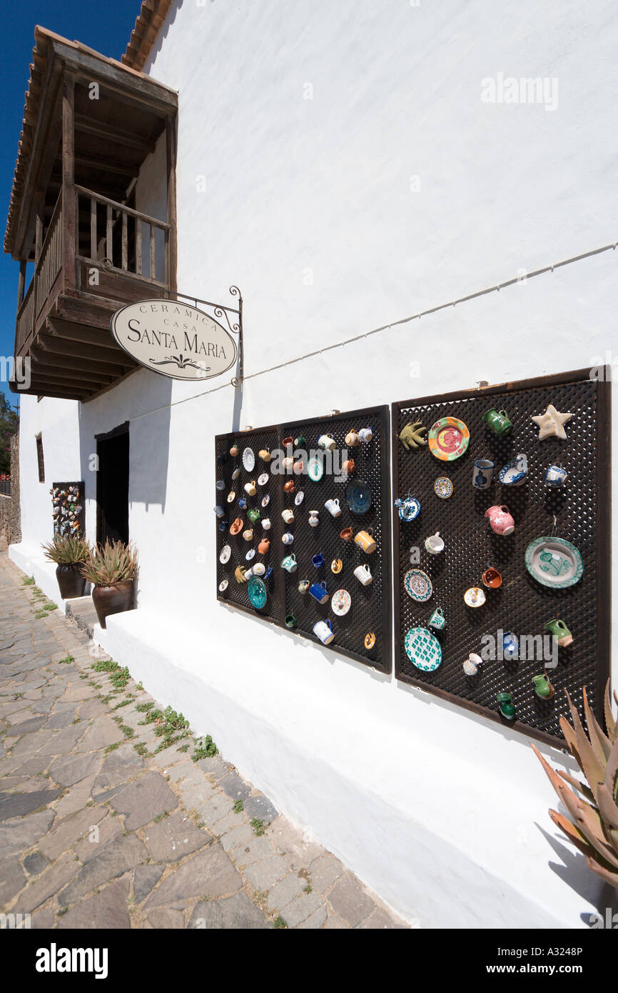 Magasin de poterie dans la vieille ville de Betancuria (l'ancienne capitale de l'île), Fuerteventura, Îles Canaries, Espagne Banque D'Images