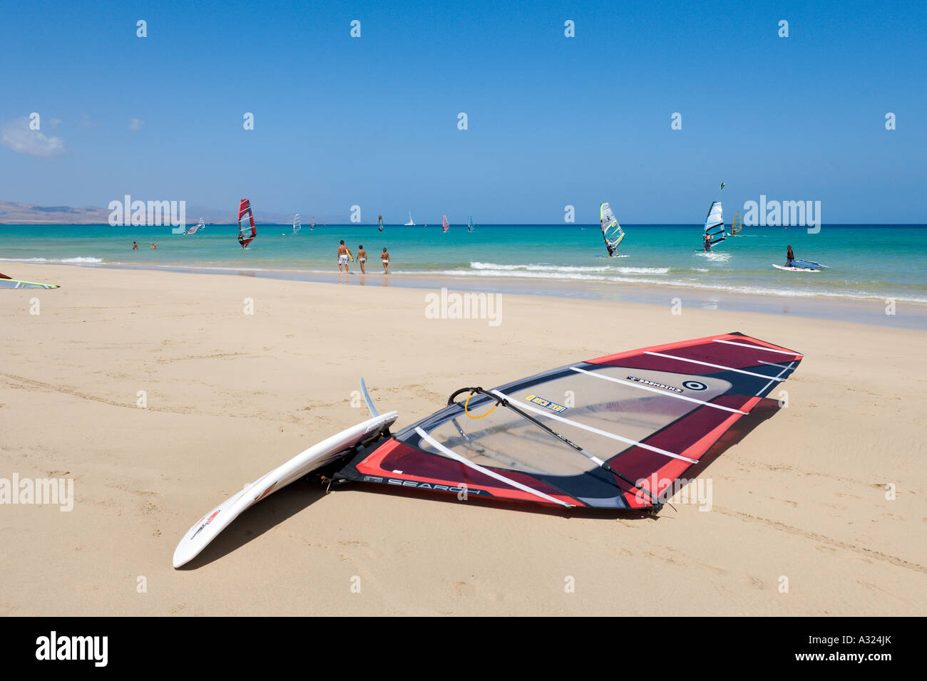 Planche à voile sur la plage de Playa Barca, Costa Calma, Fuerteventura, Îles Canaries, Espagne Banque D'Images