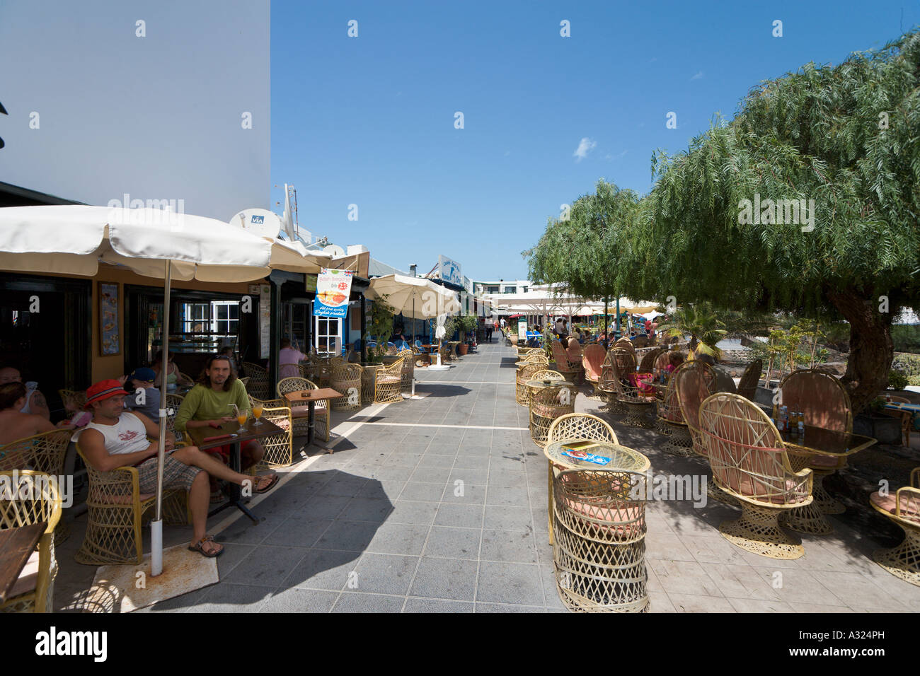 Café avec terrasse dans le centre de Playa de las Cucharas, Costa Teguise, Lanzarote, îles Canaries, Espagne Banque D'Images